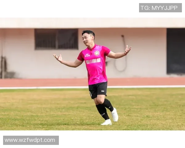 退役足球明星重聚合影展现昔日辉煌与友谊的珍贵时刻